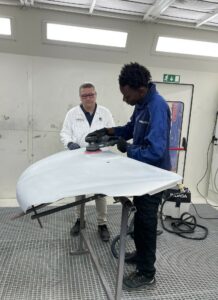 Un apprentie utilise l'indasa mixing system devant un professionnel