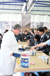 Un professionnel expose les produits indasa devant des visiteurs.