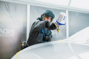 Carrossier peintre utilisant un produit Indasa mixing system